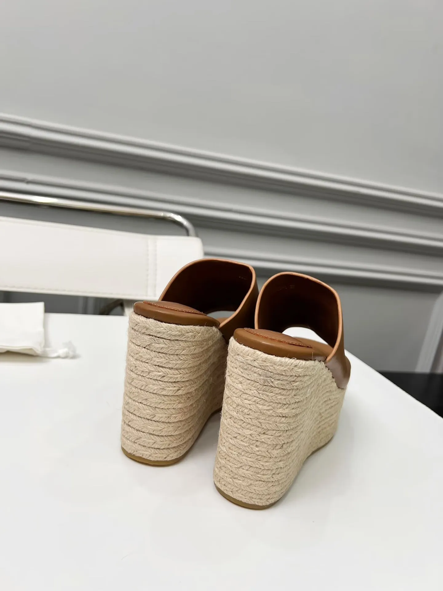 👟👟Ex-factory price 460👟👟 Gucci’s new slippers, fashionable, high-end and full of personality✅ Very stable, comfortable and durable for daily use, convenient and unique for daily matching, a must-have classic for summer, the upper is made of GUCCI brand stitching Fabric: cowhide Lining/feet: sheepskin Platform height: 11cm Color: black, white, brown, burgundy, pink Code number: 35-42 (41 and 42 need to be customized) Packaging: Comes with cloth bag and card.